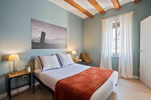 - une chambre avec un grand lit et une fenêtre dans l'établissement Easystaybcn2, à Barcelone