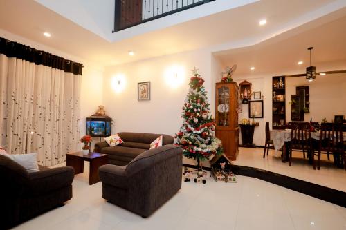 ein Wohnzimmer mit einem Weihnachtsbaum darin in der Unterkunft Howick Residence in Katunayaka