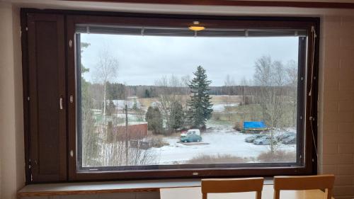 ein Fenster mit Blick auf einen schneebedeckten Hof in der Unterkunft Ingala in Inkoo