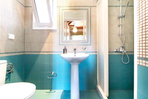 a bathroom with a sink and a mirror at Villa Thalassa Desimi by Villa Plus in Katokhórion