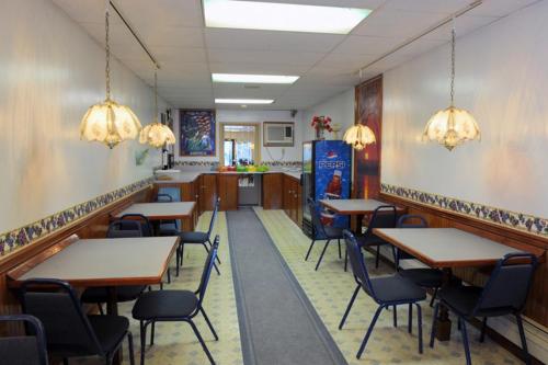 uma sala de jantar com mesas e cadeiras num restaurante em A1 Economy Inn em Somerset