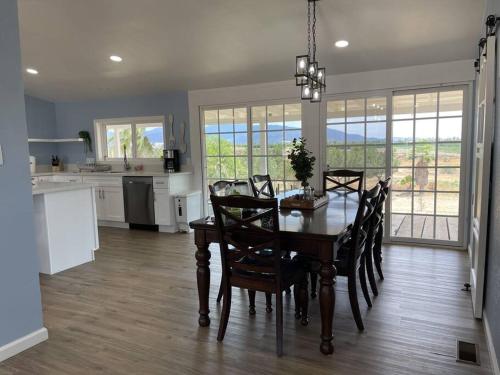Temecula Rejuvenationにあるキッチンまたは簡易キッチン