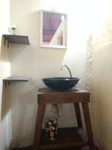 y baño con lavabo sobre una mesa de madera. en Cabaña Malbec en Luján de Cuyo