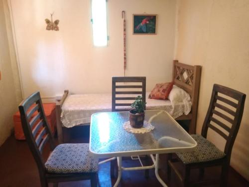 Habitación con 2 camas, mesa y sillas en Cabaña Malbec en Luján de Cuyo