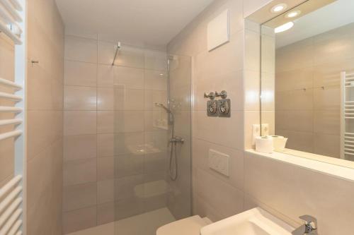 a bathroom with a shower and a toilet and a sink at Strandstrasse-43-Wohnung-25-157 in Kühlungsborn