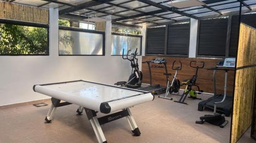 een tafeltennistafel in een kamer met fitnessapparatuur bij frida in Mexico-Stad