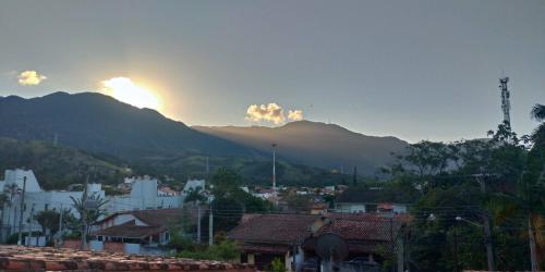 Vista generica sulle montagne o vista sulle montagne dall'interno della stanza in casa privata