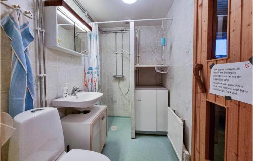 Ett badrum på Nice Home In Hkerum With Sauna