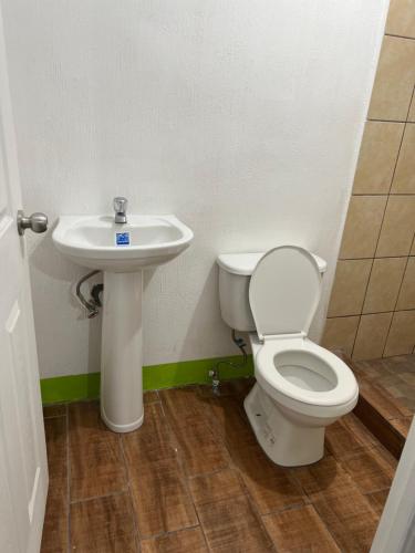 uma casa de banho com um WC e um lavatório em Casa Díaz em Quetzaltenango