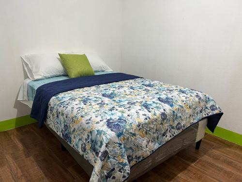 Un pat sau paturi într-o cameră la Casa Díaz