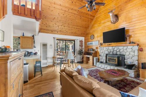 The Loafing Bear - 2BR modern cabin w/rustic charm