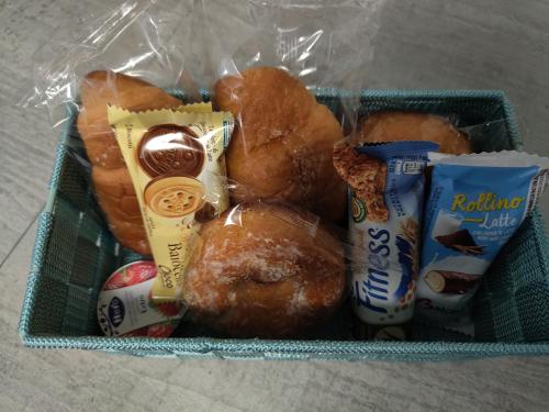 uma cesta de comida com bolos e outros snacks em Casa Trezza 2 em Latina