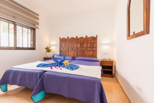コラレホにあるCasa Garciaのベッドルーム1室(紫色のシーツとおもちゃが入ったベッド1台付)