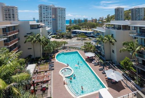 una vista aérea de una piscina en una ciudad en Swell Resort Burleigh Heads en Gold Coast