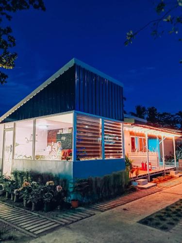 ein Haus mit einer blau-weißen Fassade in der Nacht in der Unterkunft The Tent Sipalay in Sipalay