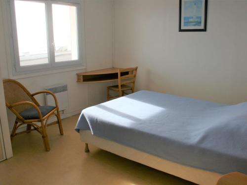 Кровать или кровати в номере Appartement La Tranche-sur-Mer, 3 pièces, 4 personnes - FR-1-22-163