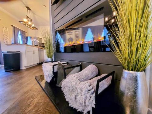 カラマズーにあるDowntown Kzoo with 3rd Floor Arcade Roomのリビングルーム(ソファ、植物テーブル付)