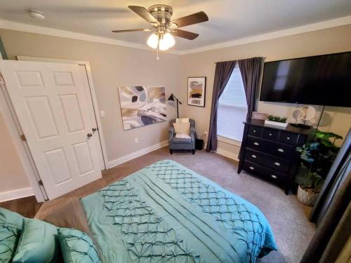 Downtown Kzoo with 3rd Floor Arcade Roomにあるベッド