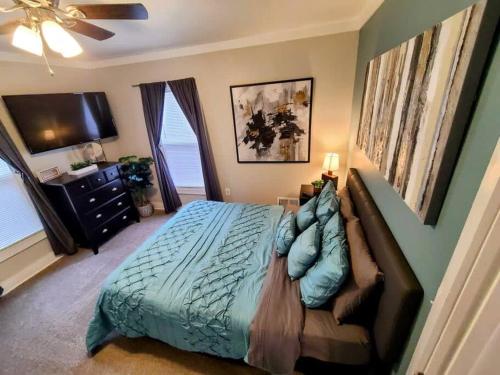 Downtown Kzoo with 3rd Floor Arcade Roomにあるベッド