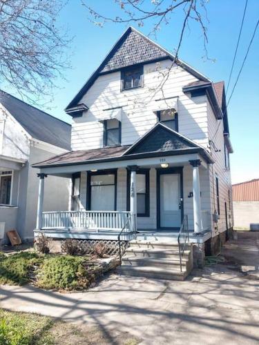 カラマズーにあるDowntown Kzoo with 3rd Floor Arcade Roomの広白家屋(ポーチ付)