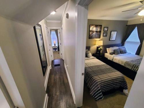 Downtown Kzoo with 3rd Floor Arcade Roomにあるベッド