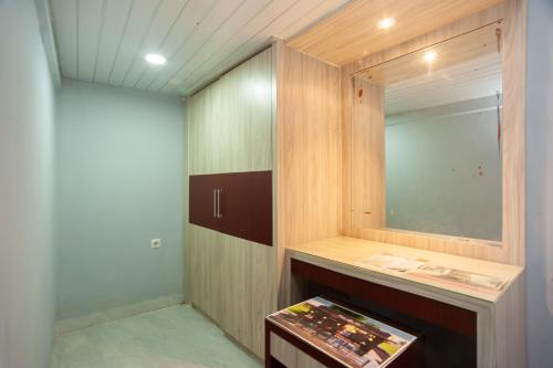 ein Zimmer mit einem Spiegel und einem Tisch darin in der Unterkunft Urbanview Hotel Pangeran Palembang by RedDoorz in Palembang
