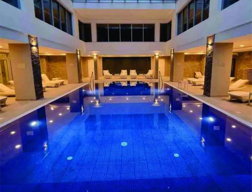 a large swimming pool with blue water in a building at Miami Boulevard II excelente, a 100 metros del mar in Punta del Este