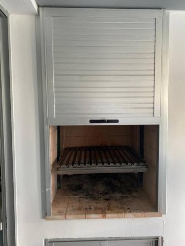 an empty cabinet with a window with a blind at Miami Boulevard II excelente, a 100 metros del mar in Punta del Este