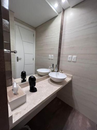a bathroom with two sinks and a large mirror at Miami Boulevard II excelente, a 100 metros del mar in Punta del Este