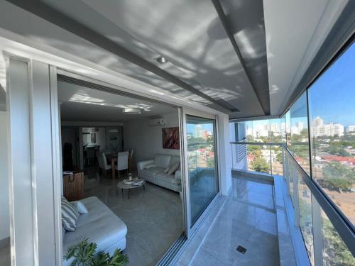 a living room with a couch and a balcony at Miami Boulevard II excelente, a 100 metros del mar in Punta del Este