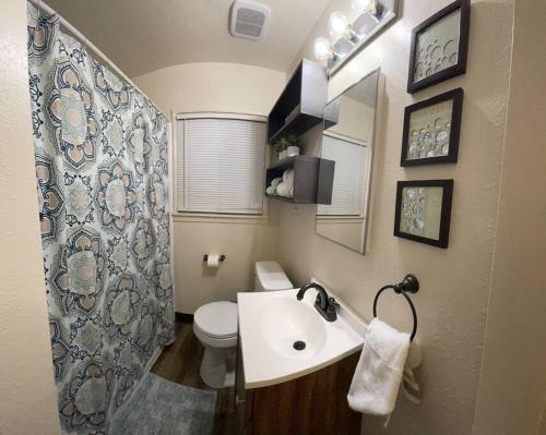 ein kleines Bad mit einem Waschbecken und einem WC in der Unterkunft Centrally Located near Hospital in Modesto