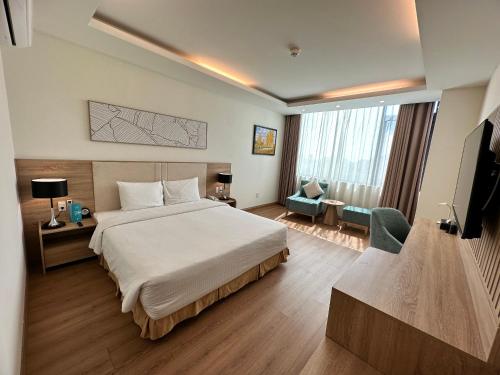 a hotel room with a bed and a television at Muong Thanh Holiday Vung Tau Hotel in Vung Tau
