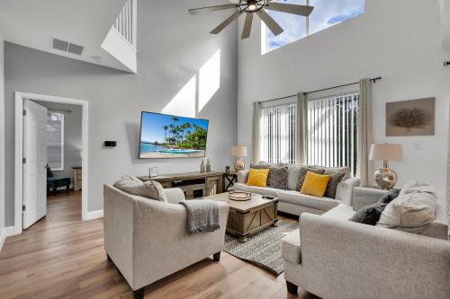 - un salon avec deux canapés et une télévision dans l'établissement Large 6BR Themed Family Villa Near Disney world, à Kissimmee