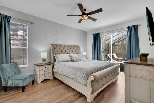 - une chambre avec un lit et un ventilateur de plafond dans l'établissement Large 6BR Themed Family Villa Near Disney world, à Kissimmee