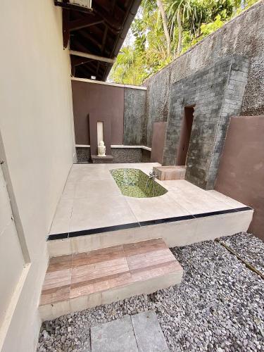 a building with a fountain in the middle of a courtyard at chrome hotel & resort solo in Tjolomadu