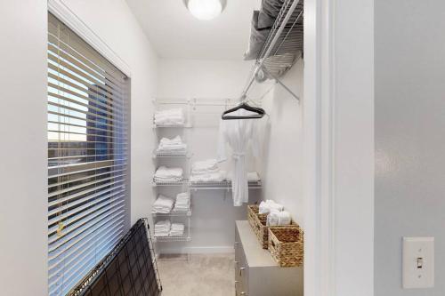 Zimmer mit einem Schrank und weißen Handtüchern in der Unterkunft Corporate King and Queen Near Train # 304 in Malden