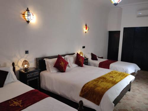 Säng eller sängar i ett rum på Riad Dar Foundouk and Spa