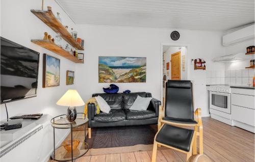 ein Wohnzimmer mit einer Couch und zwei Sesseln in der Unterkunft Awesome Home In Vejers Strand With Wifi in Vejers Strand