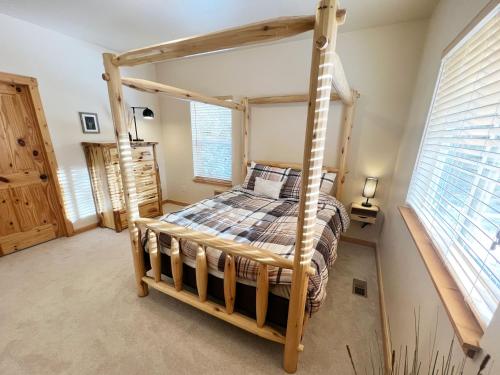 a bedroom with a wooden bunk bed in a room at Bristlecone Cabin in Fairplay