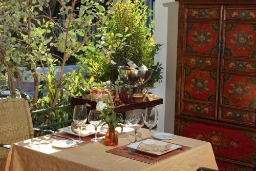 a table with wine glasses and a trophy on it at Hotel Alcadima in Lanjarón