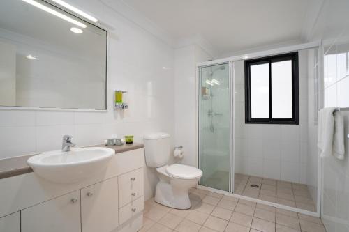 een badkamer met een toilet, een wastafel en een douche bij Leisure Inn Spires in Leura