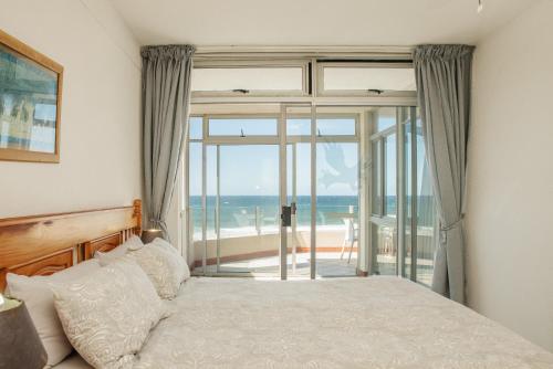 - une chambre avec un lit et une vue sur l'océan dans l'établissement LA CRETE SANDS NO 6, à Margate