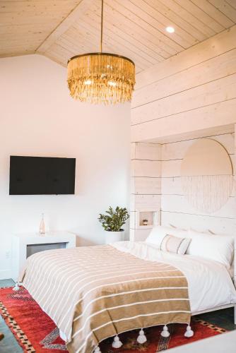 Un dormitorio con una cama grande y una lámpara de araña. en Funboard Room includes King Bed and Mini Kitchenette, en Stinson Beach