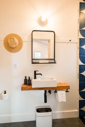 bagno con lavandino e specchio di Shortboard Room includes Queen Bed a Stinson Beach