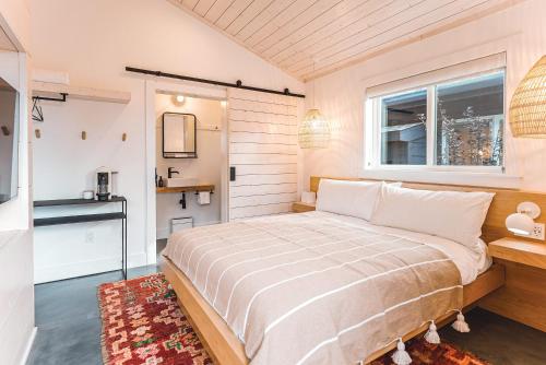 a bedroom with a bed and a window at Shortboard Room includes Queen Bed in Stinson Beach