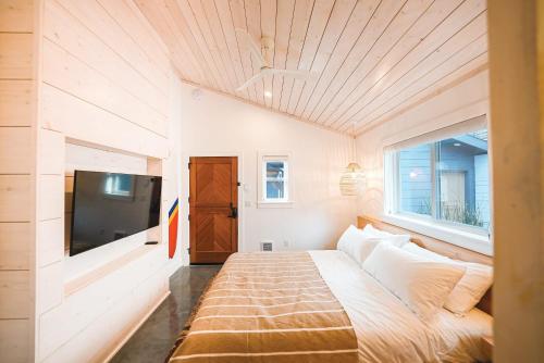 una camera con letto e TV a schermo piatto di Shortboard Room includes Queen Bed a Stinson Beach