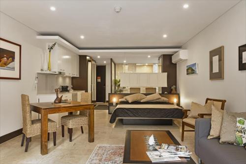 una camera con letto e un soggiorno di 119 Santai Resort - Poolside Apartment by uHoliday a Casuarina