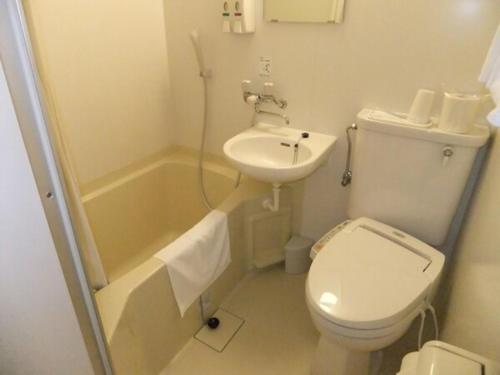 een kleine badkamer met een toilet en een wastafel bij Miyazaki Five Seas Hotel - Vacation STAY 09454v in Miyazaki