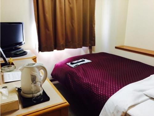 宮崎市にあるMiyazaki Five Seas Hotel - Vacation STAY 09459vのベッド1台、テーブル上のミキサーが備わる客室です。