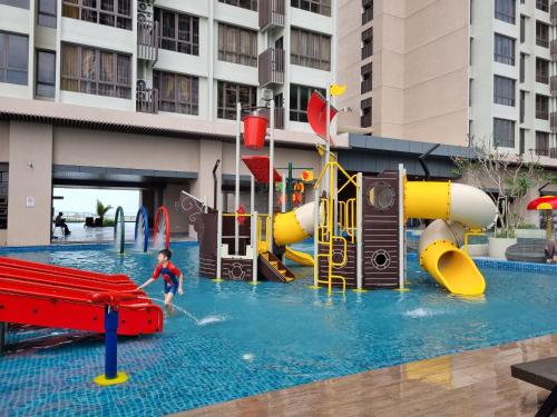 マラッカにあるBali Residence Melaka d'AwAn Homestayのプールの遊び場で遊ぶ子供